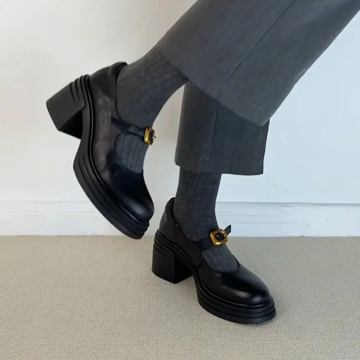 2025  Small commuter versatile heightening loafer single shoes women's retro word with thick sole round head small leather shoes