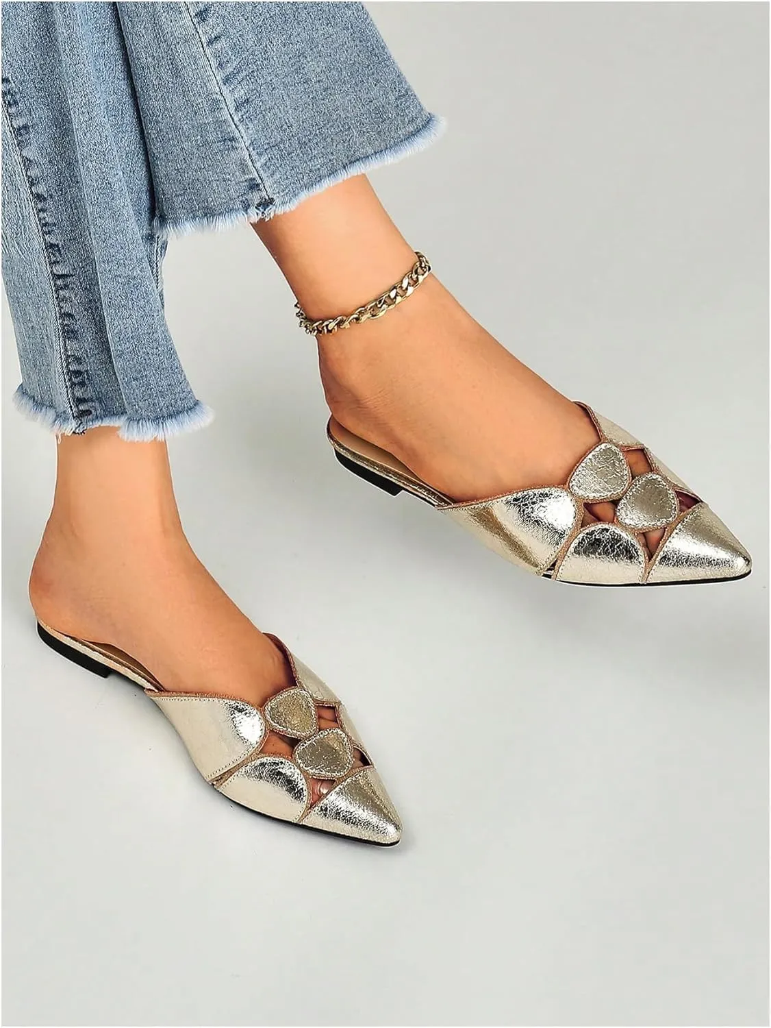 Floerns Women's Cut Out Closed Pointed Toe Backless Flat Mules Slip on Loafer Shoes