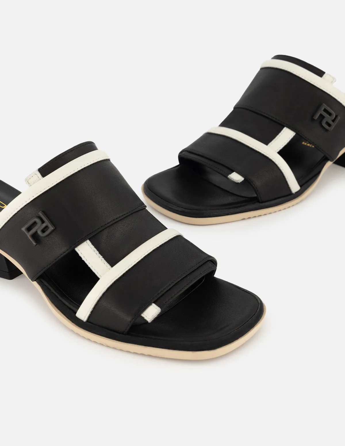 Mule de piel color negro para mujer con contraste en color blanco