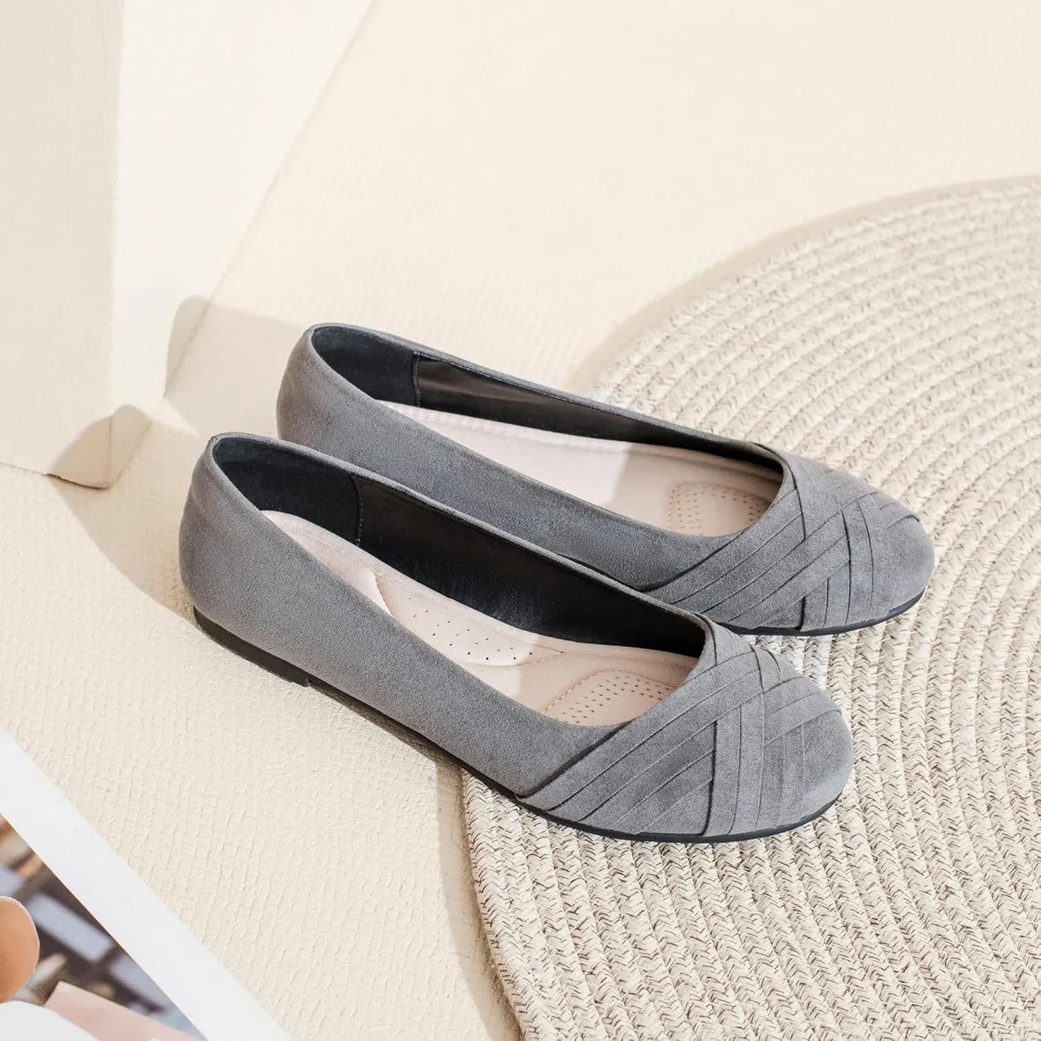 Veittes Women's Wide Width Flat Shoes, Comfortable Casual Round Toe Classy Design Ballet Flats.