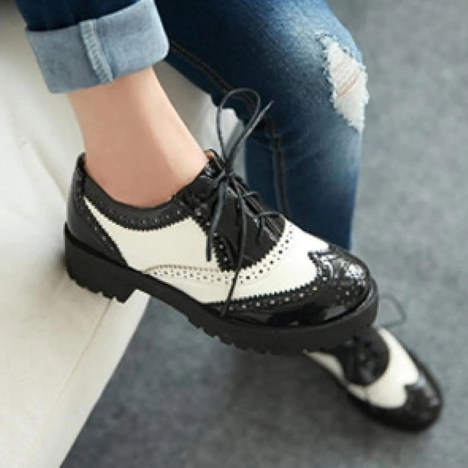 Women's Round Toe Lace up Oxford Shoes Soft Low Heel Loafers with Perforated Wings Brogue Women's Bottom Shoes